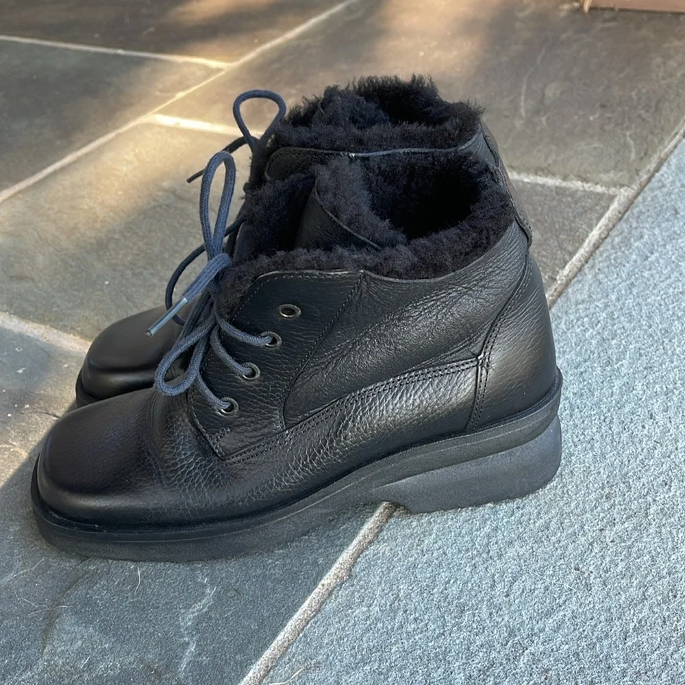 Santana Canada lace up boots size 7 fur lined